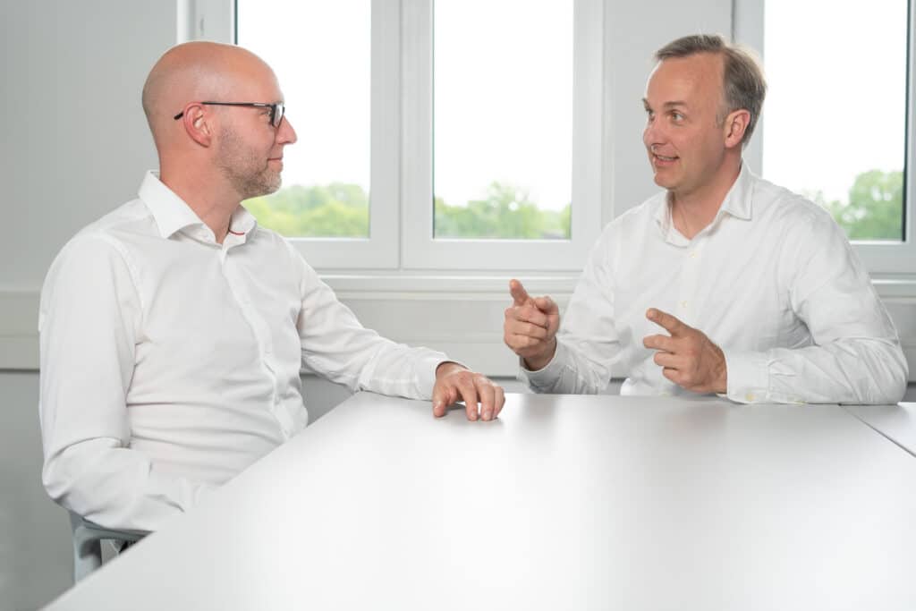 The management of AKKU SYS, Joachim Koop and Björn Nowosadtko, in dialogue.