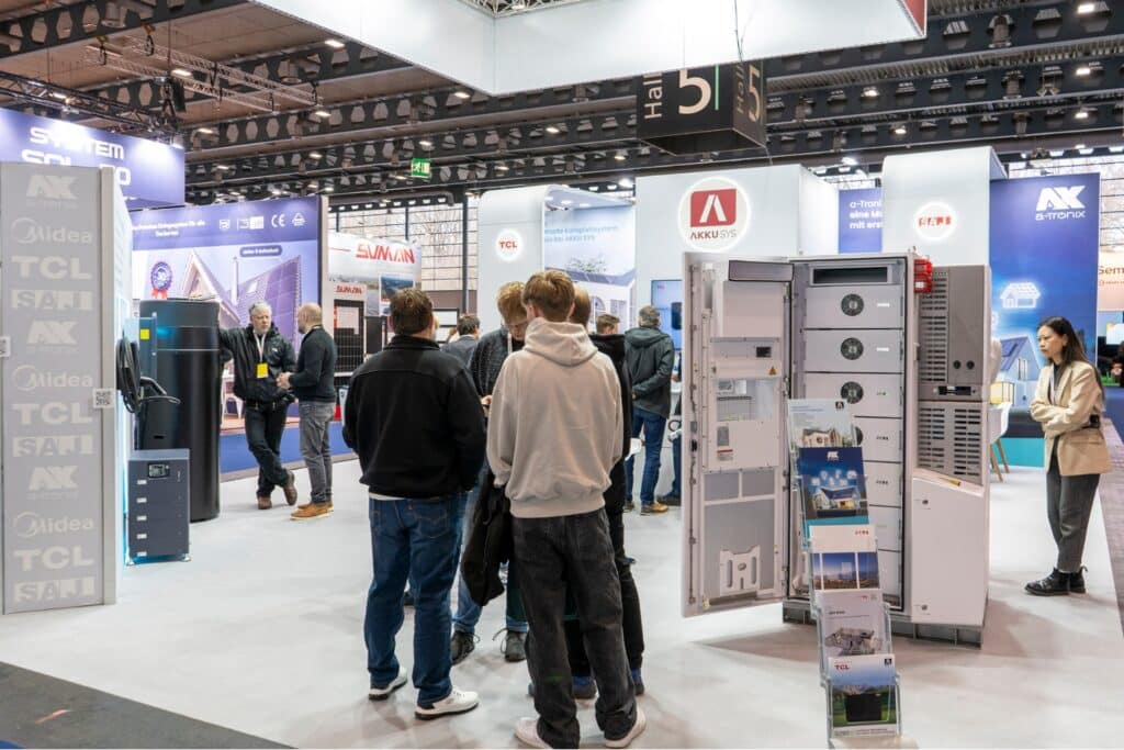 Messestand von AKKU SYS auf der Solar Solutions Bremen 2025 mit Besucher:innen, Infomaterial und ausgestellten Energiesystemen.