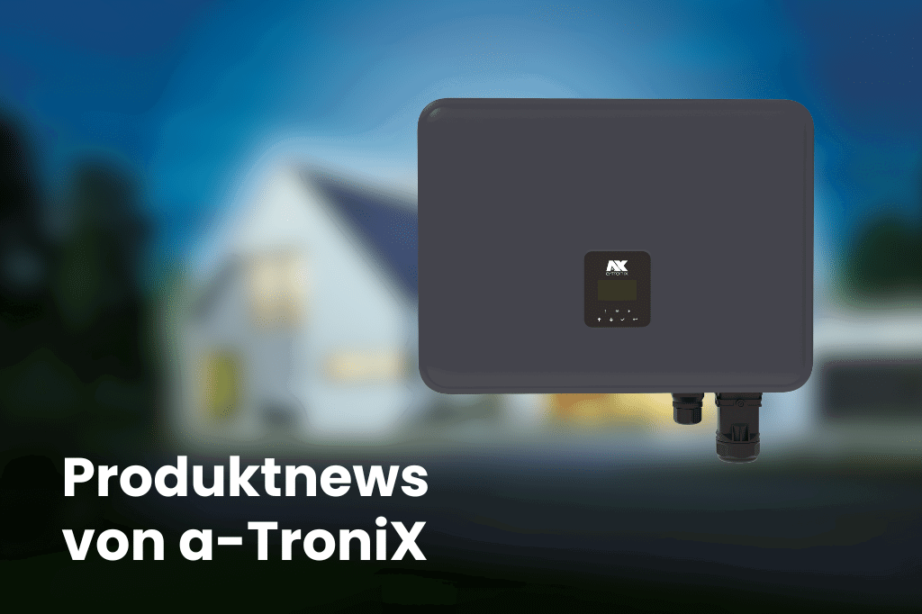Schwarzer Wechselrichter von a-TroniX vor unscharfem Hintergrund eines modernen Einfamilienhauses bei Abenddämmerung. Links unten steht in weißer Schrift: ‚Produktnews von a-TroniX‘.