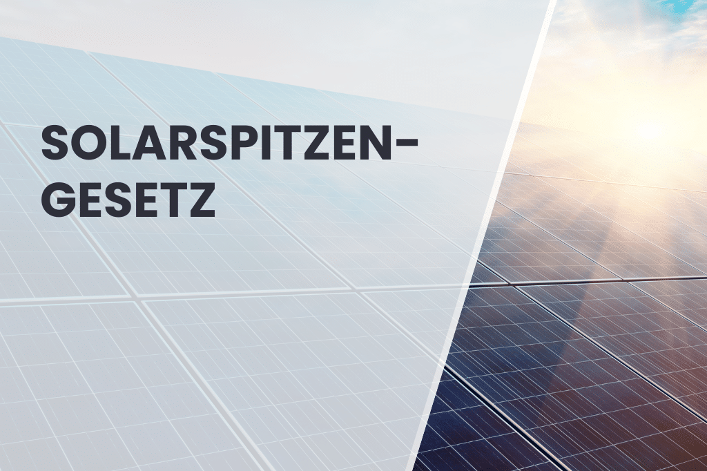 Grafik mit dem Schriftzug ‚Solarspitzen-Gesetz‘, im Hintergrund Solarpanels bei bewölktem und sonnigem Himmel, durch eine diagonale Trennung visuell zweigeteilt.